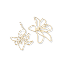Load image into Gallery viewer, Madonna Lily Earrings
